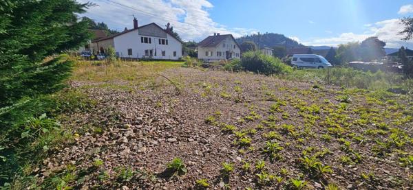 Terrain plat et terrassé, prêt à bâtir