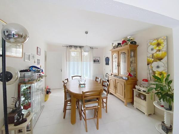 Pavillon de 93m², sur un terrain de 894m²