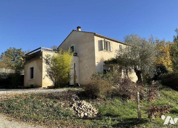 A VENDRE : Sur les hauteurs d'un village avec commerces, située à une quinzaine de kilomètres a...