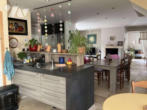 A VENDRE : Sur les hauteurs d'un village avec commerces, située à une quinzaine de kilomètres a...