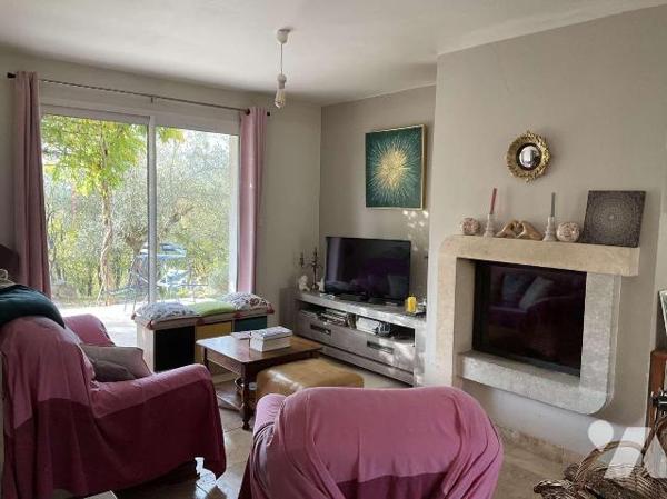 A VENDRE : Sur les hauteurs d'un village avec commerces, située à une quinzaine de kilomètres a...