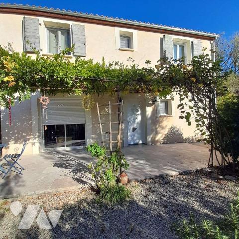 A VENDRE : Sur les hauteurs d'un village avec commerces, située à une quinzaine de kilomètres a...