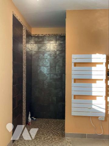 A VENDRE : Sur les hauteurs d'un village avec commerces, située à une quinzaine de kilomètres a...