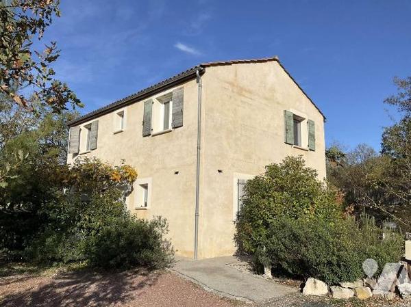 A VENDRE : Sur les hauteurs d'un village avec commerces, située à une quinzaine de kilomètres a...