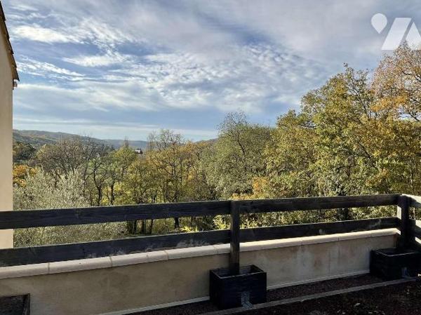 A VENDRE : Sur les hauteurs d'un village avec commerces, située à une quinzaine de kilomètres a...