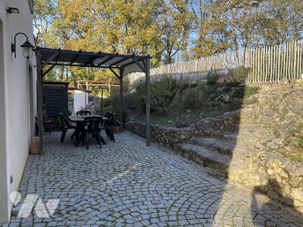 A VENDRE : Sur les hauteurs d'un village avec commerces, située à une quinzaine de kilomètres a...