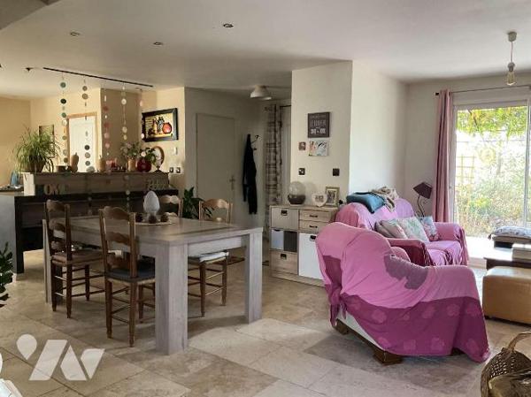 A VENDRE : Sur les hauteurs d'un village avec commerces, située à une quinzaine de kilomètres a...