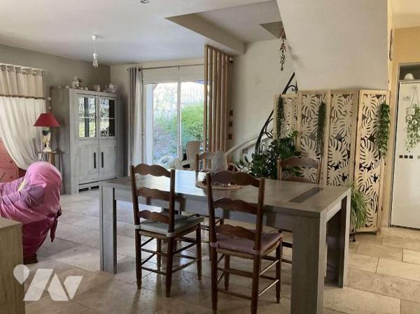 A VENDRE : Sur les hauteurs d'un village avec commerces, située à une quinzaine de kilomètres a...