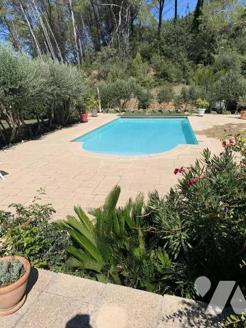 MAISON PROVENÇALE AVEC PISCINE ET OLIVERAIE