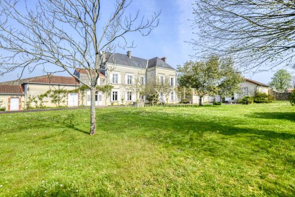 Propriété du XIXe siècle avec dépendances dans le vignoble Nantais