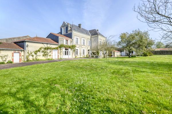 Propriété du XIXe siècle avec dépendances dans le vignoble Nantais