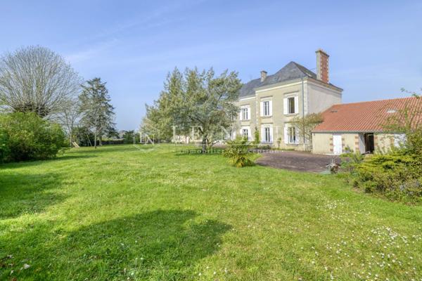 Propriété du XIXe siècle avec dépendances dans le vignoble Nantais
