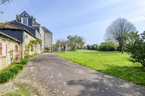 Propriété du XIXe siècle avec dépendances dans le vignoble Nantais