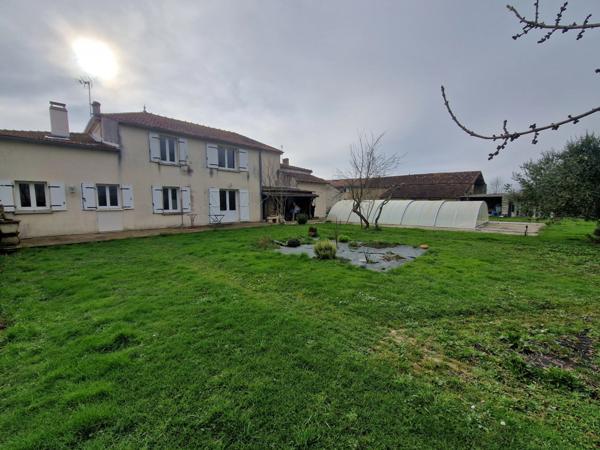 Maison à vendre 10 pièces TONNAY CHARENTE Proche (17)- 295 m² habitables-dépendance- jardin avec piscine