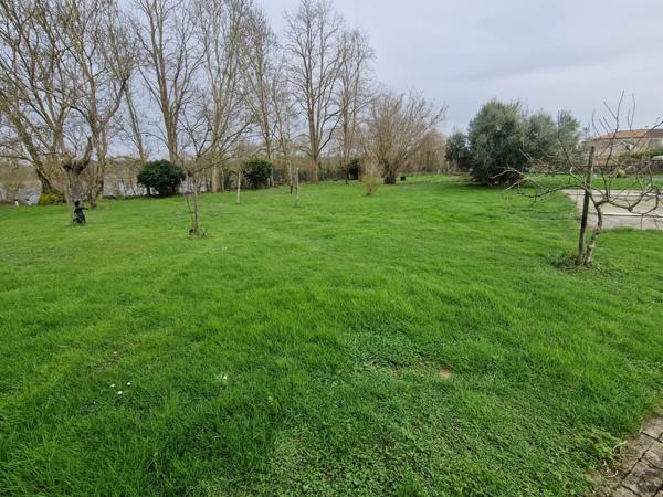 Maison à vendre 10 pièces TONNAY CHARENTE Proche (17)- 295 m² habitables-dépendance- jardin avec piscine
