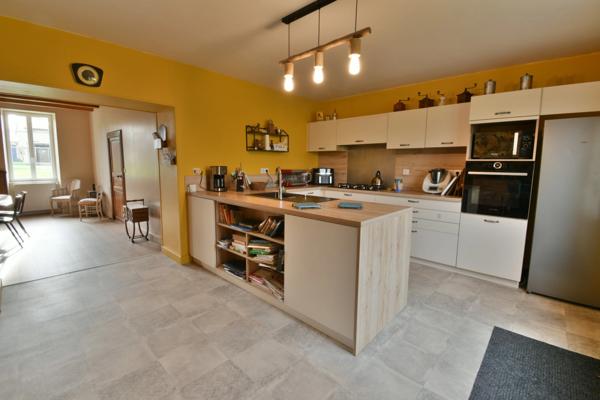 Maison à vendre 10 pièces TONNAY CHARENTE Proche (17)- 295 m² habitables-dépendance- jardin avec piscine