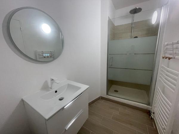 A LOUER -  AIX CENTRE VILLE - STUDIO +  TERRASSE  + CAVE - PRODUIT DE QUALITE - 25m²