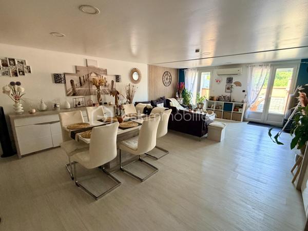NOUVELLE OPPORTUNITÉ !

Laissez-vous séduire par cette agréable maison de plain-pied de 95 m², située dans un secteur calme et recherché, offrant un cadre de vie pratique et confortable.
Dès l'entrée, vous découvrirez une belle cuisine aménagée et équipée, ouverte sur un spacieux salon-séjour (53 m²) avec accès direct aux extérieurs, idéal pour partager des moments conviviaux en famille ou entre amis.

La partie nuit se compose de :

✨ Une grande chambre de 23 m² pouvant être divisée.
✨ Une seconde chambre, parfaite pour un enfant, un bureau ou une chambre d'appoint (9,30 m²).
✨ Une salle d'eau avec WC.

Vous bénéficierez également d'un espace chaufferie / garde-manger, apportant un réel confort de rangement.
À l'extérieur, profitez d'une grande terrasse divisée en plusieurs espaces, idéale pour les repas en plein air, les moments de détente ou les loisirs.

Les atouts :

✅ Maison de plain-pied
✅ Surface habitable : 95 m²
✅ Parcelle de 275 m²
✅ Fenêtres PVC double vitrage
✅ Volets roulants électriques
✅ Poêle à pellets installé en juin 2022
✅ Pompe à chaleur air/air réversible (chauffage et climatisation)
✅ DPE : D
✅ Taxe foncière : seulement 557 €

Une maison fonctionnelle, économique et prête à accueillir ses nouveaux propriétaires !

📞 Contactez-moi dès aujourd'hui pour organiser une visite et découvrir tout son potentiel.