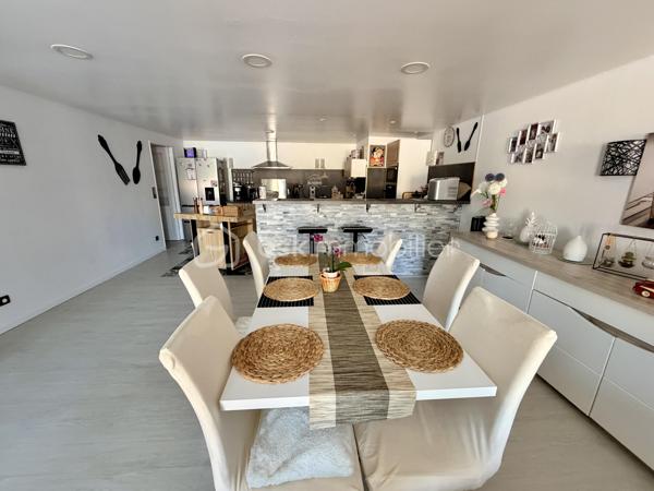 NOUVELLE OPPORTUNITÉ !

Laissez-vous séduire par cette agréable maison de plain-pied de 95 m², située dans un secteur calme et recherché, offrant un cadre de vie pratique et confortable.
Dès l'entrée, vous découvrirez une belle cuisine aménagée et équipée, ouverte sur un spacieux salon-séjour (53 m²) avec accès direct aux extérieurs, idéal pour partager des moments conviviaux en famille ou entre amis.

La partie nuit se compose de :

✨ Une grande chambre de 23 m² pouvant être divisée.
✨ Une seconde chambre, parfaite pour un enfant, un bureau ou une chambre d'appoint (9,30 m²).
✨ Une salle d'eau avec WC.

Vous bénéficierez également d'un espace chaufferie / garde-manger, apportant un réel confort de rangement.
À l'extérieur, profitez d'une grande terrasse divisée en plusieurs espaces, idéale pour les repas en plein air, les moments de détente ou les loisirs.

Les atouts :

✅ Maison de plain-pied
✅ Surface habitable : 95 m²
✅ Parcelle de 275 m²
✅ Fenêtres PVC double vitrage
✅ Volets roulants électriques
✅ Poêle à pellets installé en juin 2022
✅ Pompe à chaleur air/air réversible (chauffage et climatisation)
✅ DPE : D
✅ Taxe foncière : seulement 557 €

Une maison fonctionnelle, économique et prête à accueillir ses nouveaux propriétaires !

📞 Contactez-moi dès aujourd'hui pour organiser une visite et découvrir tout son potentiel.