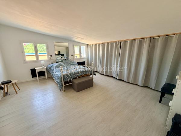 NOUVELLE OPPORTUNITÉ !

Laissez-vous séduire par cette agréable maison de plain-pied de 95 m², située dans un secteur calme et recherché, offrant un cadre de vie pratique et confortable.
Dès l'entrée, vous découvrirez une belle cuisine aménagée et équipée, ouverte sur un spacieux salon-séjour (53 m²) avec accès direct aux extérieurs, idéal pour partager des moments conviviaux en famille ou entre amis.

La partie nuit se compose de :

✨ Une grande chambre de 23 m² pouvant être divisée.
✨ Une seconde chambre, parfaite pour un enfant, un bureau ou une chambre d'appoint (9,30 m²).
✨ Une salle d'eau avec WC.

Vous bénéficierez également d'un espace chaufferie / garde-manger, apportant un réel confort de rangement.
À l'extérieur, profitez d'une grande terrasse divisée en plusieurs espaces, idéale pour les repas en plein air, les moments de détente ou les loisirs.

Les atouts :

✅ Maison de plain-pied
✅ Surface habitable : 95 m²
✅ Parcelle de 275 m²
✅ Fenêtres PVC double vitrage
✅ Volets roulants électriques
✅ Poêle à pellets installé en juin 2022
✅ Pompe à chaleur air/air réversible (chauffage et climatisation)
✅ DPE : D
✅ Taxe foncière : seulement 557 €

Une maison fonctionnelle, économique et prête à accueillir ses nouveaux propriétaires !

📞 Contactez-moi dès aujourd'hui pour organiser une visite et découvrir tout son potentiel.