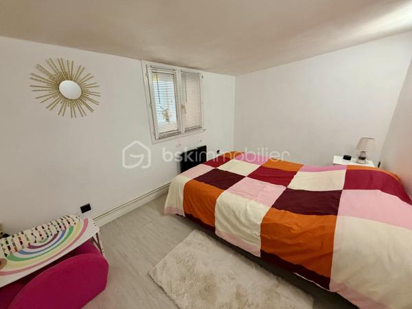 NOUVELLE OPPORTUNITÉ !

Laissez-vous séduire par cette agréable maison de plain-pied de 95 m², située dans un secteur calme et recherché, offrant un cadre de vie pratique et confortable.
Dès l'entrée, vous découvrirez une belle cuisine aménagée et équipée, ouverte sur un spacieux salon-séjour (53 m²) avec accès direct aux extérieurs, idéal pour partager des moments conviviaux en famille ou entre amis.

La partie nuit se compose de :

✨ Une grande chambre de 23 m² pouvant être divisée.
✨ Une seconde chambre, parfaite pour un enfant, un bureau ou une chambre d'appoint (9,30 m²).
✨ Une salle d'eau avec WC.

Vous bénéficierez également d'un espace chaufferie / garde-manger, apportant un réel confort de rangement.
À l'extérieur, profitez d'une grande terrasse divisée en plusieurs espaces, idéale pour les repas en plein air, les moments de détente ou les loisirs.

Les atouts :

✅ Maison de plain-pied
✅ Surface habitable : 95 m²
✅ Parcelle de 275 m²
✅ Fenêtres PVC double vitrage
✅ Volets roulants électriques
✅ Poêle à pellets installé en juin 2022
✅ Pompe à chaleur air/air réversible (chauffage et climatisation)
✅ DPE : D
✅ Taxe foncière : seulement 557 €

Une maison fonctionnelle, économique et prête à accueillir ses nouveaux propriétaires !

📞 Contactez-moi dès aujourd'hui pour organiser une visite et découvrir tout son potentiel.