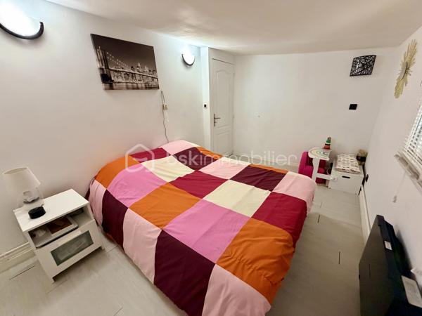 NOUVELLE OPPORTUNITÉ !

Laissez-vous séduire par cette agréable maison de plain-pied de 95 m², située dans un secteur calme et recherché, offrant un cadre de vie pratique et confortable.
Dès l'entrée, vous découvrirez une belle cuisine aménagée et équipée, ouverte sur un spacieux salon-séjour (53 m²) avec accès direct aux extérieurs, idéal pour partager des moments conviviaux en famille ou entre amis.

La partie nuit se compose de :

✨ Une grande chambre de 23 m² pouvant être divisée.
✨ Une seconde chambre, parfaite pour un enfant, un bureau ou une chambre d'appoint (9,30 m²).
✨ Une salle d'eau avec WC.

Vous bénéficierez également d'un espace chaufferie / garde-manger, apportant un réel confort de rangement.
À l'extérieur, profitez d'une grande terrasse divisée en plusieurs espaces, idéale pour les repas en plein air, les moments de détente ou les loisirs.

Les atouts :

✅ Maison de plain-pied
✅ Surface habitable : 95 m²
✅ Parcelle de 275 m²
✅ Fenêtres PVC double vitrage
✅ Volets roulants électriques
✅ Poêle à pellets installé en juin 2022
✅ Pompe à chaleur air/air réversible (chauffage et climatisation)
✅ DPE : D
✅ Taxe foncière : seulement 557 €

Une maison fonctionnelle, économique et prête à accueillir ses nouveaux propriétaires !

📞 Contactez-moi dès aujourd'hui pour organiser une visite et découvrir tout son potentiel.