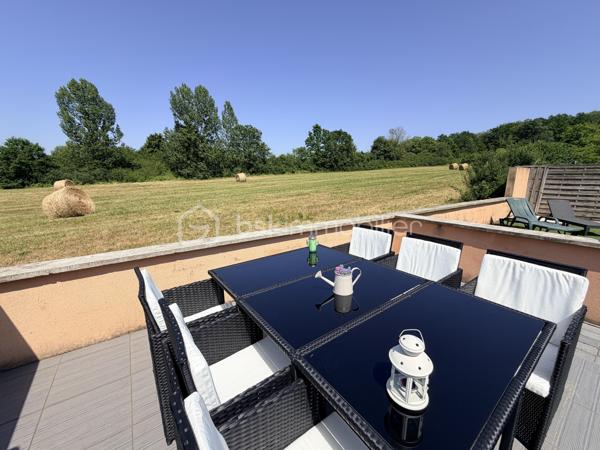 NOUVELLE OPPORTUNITÉ !

Laissez-vous séduire par cette agréable maison de plain-pied de 95 m², située dans un secteur calme et recherché, offrant un cadre de vie pratique et confortable.
Dès l'entrée, vous découvrirez une belle cuisine aménagée et équipée, ouverte sur un spacieux salon-séjour (53 m²) avec accès direct aux extérieurs, idéal pour partager des moments conviviaux en famille ou entre amis.

La partie nuit se compose de :

✨ Une grande chambre de 23 m² pouvant être divisée.
✨ Une seconde chambre, parfaite pour un enfant, un bureau ou une chambre d'appoint (9,30 m²).
✨ Une salle d'eau avec WC.

Vous bénéficierez également d'un espace chaufferie / garde-manger, apportant un réel confort de rangement.
À l'extérieur, profitez d'une grande terrasse divisée en plusieurs espaces, idéale pour les repas en plein air, les moments de détente ou les loisirs.

Les atouts :

✅ Maison de plain-pied
✅ Surface habitable : 95 m²
✅ Parcelle de 275 m²
✅ Fenêtres PVC double vitrage
✅ Volets roulants électriques
✅ Poêle à pellets installé en juin 2022
✅ Pompe à chaleur air/air réversible (chauffage et climatisation)
✅ DPE : D
✅ Taxe foncière : seulement 557 €

Une maison fonctionnelle, économique et prête à accueillir ses nouveaux propriétaires !

📞 Contactez-moi dès aujourd'hui pour organiser une visite et découvrir tout son potentiel.