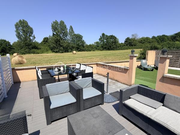 NOUVELLE OPPORTUNITÉ !

Laissez-vous séduire par cette agréable maison de plain-pied de 95 m², située dans un secteur calme et recherché, offrant un cadre de vie pratique et confortable.
Dès l'entrée, vous découvrirez une belle cuisine aménagée et équipée, ouverte sur un spacieux salon-séjour (53 m²) avec accès direct aux extérieurs, idéal pour partager des moments conviviaux en famille ou entre amis.

La partie nuit se compose de :

✨ Une grande chambre de 23 m² pouvant être divisée.
✨ Une seconde chambre, parfaite pour un enfant, un bureau ou une chambre d'appoint (9,30 m²).
✨ Une salle d'eau avec WC.

Vous bénéficierez également d'un espace chaufferie / garde-manger, apportant un réel confort de rangement.
À l'extérieur, profitez d'une grande terrasse divisée en plusieurs espaces, idéale pour les repas en plein air, les moments de détente ou les loisirs.

Les atouts :

✅ Maison de plain-pied
✅ Surface habitable : 95 m²
✅ Parcelle de 275 m²
✅ Fenêtres PVC double vitrage
✅ Volets roulants électriques
✅ Poêle à pellets installé en juin 2022
✅ Pompe à chaleur air/air réversible (chauffage et climatisation)
✅ DPE : D
✅ Taxe foncière : seulement 557 €

Une maison fonctionnelle, économique et prête à accueillir ses nouveaux propriétaires !

📞 Contactez-moi dès aujourd'hui pour organiser une visite et découvrir tout son potentiel.