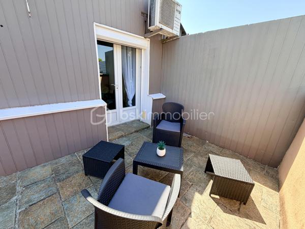 NOUVELLE OPPORTUNITÉ !

Laissez-vous séduire par cette agréable maison de plain-pied de 95 m², située dans un secteur calme et recherché, offrant un cadre de vie pratique et confortable.
Dès l'entrée, vous découvrirez une belle cuisine aménagée et équipée, ouverte sur un spacieux salon-séjour (53 m²) avec accès direct aux extérieurs, idéal pour partager des moments conviviaux en famille ou entre amis.

La partie nuit se compose de :

✨ Une grande chambre de 23 m² pouvant être divisée.
✨ Une seconde chambre, parfaite pour un enfant, un bureau ou une chambre d'appoint (9,30 m²).
✨ Une salle d'eau avec WC.

Vous bénéficierez également d'un espace chaufferie / garde-manger, apportant un réel confort de rangement.
À l'extérieur, profitez d'une grande terrasse divisée en plusieurs espaces, idéale pour les repas en plein air, les moments de détente ou les loisirs.

Les atouts :

✅ Maison de plain-pied
✅ Surface habitable : 95 m²
✅ Parcelle de 275 m²
✅ Fenêtres PVC double vitrage
✅ Volets roulants électriques
✅ Poêle à pellets installé en juin 2022
✅ Pompe à chaleur air/air réversible (chauffage et climatisation)
✅ DPE : D
✅ Taxe foncière : seulement 557 €

Une maison fonctionnelle, économique et prête à accueillir ses nouveaux propriétaires !

📞 Contactez-moi dès aujourd'hui pour organiser une visite et découvrir tout son potentiel.