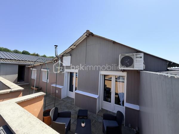 NOUVELLE OPPORTUNITÉ !

Laissez-vous séduire par cette agréable maison de plain-pied de 95 m², située dans un secteur calme et recherché, offrant un cadre de vie pratique et confortable.
Dès l'entrée, vous découvrirez une belle cuisine aménagée et équipée, ouverte sur un spacieux salon-séjour (53 m²) avec accès direct aux extérieurs, idéal pour partager des moments conviviaux en famille ou entre amis.

La partie nuit se compose de :

✨ Une grande chambre de 23 m² pouvant être divisée.
✨ Une seconde chambre, parfaite pour un enfant, un bureau ou une chambre d'appoint (9,30 m²).
✨ Une salle d'eau avec WC.

Vous bénéficierez également d'un espace chaufferie / garde-manger, apportant un réel confort de rangement.
À l'extérieur, profitez d'une grande terrasse divisée en plusieurs espaces, idéale pour les repas en plein air, les moments de détente ou les loisirs.

Les atouts :

✅ Maison de plain-pied
✅ Surface habitable : 95 m²
✅ Parcelle de 275 m²
✅ Fenêtres PVC double vitrage
✅ Volets roulants électriques
✅ Poêle à pellets installé en juin 2022
✅ Pompe à chaleur air/air réversible (chauffage et climatisation)
✅ DPE : D
✅ Taxe foncière : seulement 557 €

Une maison fonctionnelle, économique et prête à accueillir ses nouveaux propriétaires !

📞 Contactez-moi dès aujourd'hui pour organiser une visite et découvrir tout son potentiel.