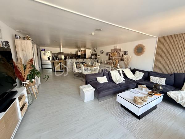 NOUVELLE OPPORTUNITÉ !

Laissez-vous séduire par cette agréable maison de plain-pied de 95 m², située dans un secteur calme et recherché, offrant un cadre de vie pratique et confortable.
Dès l'entrée, vous découvrirez une belle cuisine aménagée et équipée, ouverte sur un spacieux salon-séjour (53 m²) avec accès direct aux extérieurs, idéal pour partager des moments conviviaux en famille ou entre amis.

La partie nuit se compose de :

✨ Une grande chambre de 23 m² pouvant être divisée.
✨ Une seconde chambre, parfaite pour un enfant, un bureau ou une chambre d'appoint (9,30 m²).
✨ Une salle d'eau avec WC.

Vous bénéficierez également d'un espace chaufferie / garde-manger, apportant un réel confort de rangement.
À l'extérieur, profitez d'une grande terrasse divisée en plusieurs espaces, idéale pour les repas en plein air, les moments de détente ou les loisirs.

Les atouts :

✅ Maison de plain-pied
✅ Surface habitable : 95 m²
✅ Parcelle de 275 m²
✅ Fenêtres PVC double vitrage
✅ Volets roulants électriques
✅ Poêle à pellets installé en juin 2022
✅ Pompe à chaleur air/air réversible (chauffage et climatisation)
✅ DPE : D
✅ Taxe foncière : seulement 557 €

Une maison fonctionnelle, économique et prête à accueillir ses nouveaux propriétaires !

📞 Contactez-moi dès aujourd'hui pour organiser une visite et découvrir tout son potentiel.