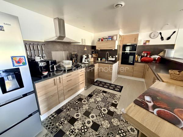 NOUVELLE OPPORTUNITÉ !

Laissez-vous séduire par cette agréable maison de plain-pied de 95 m², située dans un secteur calme et recherché, offrant un cadre de vie pratique et confortable.
Dès l'entrée, vous découvrirez une belle cuisine aménagée et équipée, ouverte sur un spacieux salon-séjour (53 m²) avec accès direct aux extérieurs, idéal pour partager des moments conviviaux en famille ou entre amis.

La partie nuit se compose de :

✨ Une grande chambre de 23 m² pouvant être divisée.
✨ Une seconde chambre, parfaite pour un enfant, un bureau ou une chambre d'appoint (9,30 m²).
✨ Une salle d'eau avec WC.

Vous bénéficierez également d'un espace chaufferie / garde-manger, apportant un réel confort de rangement.
À l'extérieur, profitez d'une grande terrasse divisée en plusieurs espaces, idéale pour les repas en plein air, les moments de détente ou les loisirs.

Les atouts :

✅ Maison de plain-pied
✅ Surface habitable : 95 m²
✅ Parcelle de 275 m²
✅ Fenêtres PVC double vitrage
✅ Volets roulants électriques
✅ Poêle à pellets installé en juin 2022
✅ Pompe à chaleur air/air réversible (chauffage et climatisation)
✅ DPE : D
✅ Taxe foncière : seulement 557 €

Une maison fonctionnelle, économique et prête à accueillir ses nouveaux propriétaires !

📞 Contactez-moi dès aujourd'hui pour organiser une visite et découvrir tout son potentiel.