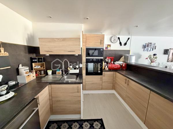 NOUVELLE OPPORTUNITÉ !

Laissez-vous séduire par cette agréable maison de plain-pied de 95 m², située dans un secteur calme et recherché, offrant un cadre de vie pratique et confortable.
Dès l'entrée, vous découvrirez une belle cuisine aménagée et équipée, ouverte sur un spacieux salon-séjour (53 m²) avec accès direct aux extérieurs, idéal pour partager des moments conviviaux en famille ou entre amis.

La partie nuit se compose de :

✨ Une grande chambre de 23 m² pouvant être divisée.
✨ Une seconde chambre, parfaite pour un enfant, un bureau ou une chambre d'appoint (9,30 m²).
✨ Une salle d'eau avec WC.

Vous bénéficierez également d'un espace chaufferie / garde-manger, apportant un réel confort de rangement.
À l'extérieur, profitez d'une grande terrasse divisée en plusieurs espaces, idéale pour les repas en plein air, les moments de détente ou les loisirs.

Les atouts :

✅ Maison de plain-pied
✅ Surface habitable : 95 m²
✅ Parcelle de 275 m²
✅ Fenêtres PVC double vitrage
✅ Volets roulants électriques
✅ Poêle à pellets installé en juin 2022
✅ Pompe à chaleur air/air réversible (chauffage et climatisation)
✅ DPE : D
✅ Taxe foncière : seulement 557 €

Une maison fonctionnelle, économique et prête à accueillir ses nouveaux propriétaires !

📞 Contactez-moi dès aujourd'hui pour organiser une visite et découvrir tout son potentiel.