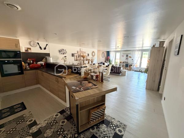 NOUVELLE OPPORTUNITÉ !

Laissez-vous séduire par cette agréable maison de plain-pied de 95 m², située dans un secteur calme et recherché, offrant un cadre de vie pratique et confortable.
Dès l'entrée, vous découvrirez une belle cuisine aménagée et équipée, ouverte sur un spacieux salon-séjour (53 m²) avec accès direct aux extérieurs, idéal pour partager des moments conviviaux en famille ou entre amis.

La partie nuit se compose de :

✨ Une grande chambre de 23 m² pouvant être divisée.
✨ Une seconde chambre, parfaite pour un enfant, un bureau ou une chambre d'appoint (9,30 m²).
✨ Une salle d'eau avec WC.

Vous bénéficierez également d'un espace chaufferie / garde-manger, apportant un réel confort de rangement.
À l'extérieur, profitez d'une grande terrasse divisée en plusieurs espaces, idéale pour les repas en plein air, les moments de détente ou les loisirs.

Les atouts :

✅ Maison de plain-pied
✅ Surface habitable : 95 m²
✅ Parcelle de 275 m²
✅ Fenêtres PVC double vitrage
✅ Volets roulants électriques
✅ Poêle à pellets installé en juin 2022
✅ Pompe à chaleur air/air réversible (chauffage et climatisation)
✅ DPE : D
✅ Taxe foncière : seulement 557 €

Une maison fonctionnelle, économique et prête à accueillir ses nouveaux propriétaires !

📞 Contactez-moi dès aujourd'hui pour organiser une visite et découvrir tout son potentiel.