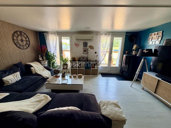 NOUVELLE OPPORTUNITÉ !

Laissez-vous séduire par cette agréable maison de plain-pied de 95 m², située dans un secteur calme et recherché, offrant un cadre de vie pratique et confortable.
Dès l'entrée, vous découvrirez une belle cuisine aménagée et équipée, ouverte sur un spacieux salon-séjour (53 m²) avec accès direct aux extérieurs, idéal pour partager des moments conviviaux en famille ou entre amis.

La partie nuit se compose de :

✨ Une grande chambre de 23 m² pouvant être divisée.
✨ Une seconde chambre, parfaite pour un enfant, un bureau ou une chambre d'appoint (9,30 m²).
✨ Une salle d'eau avec WC.

Vous bénéficierez également d'un espace chaufferie / garde-manger, apportant un réel confort de rangement.
À l'extérieur, profitez d'une grande terrasse divisée en plusieurs espaces, idéale pour les repas en plein air, les moments de détente ou les loisirs.

Les atouts :

✅ Maison de plain-pied
✅ Surface habitable : 95 m²
✅ Parcelle de 275 m²
✅ Fenêtres PVC double vitrage
✅ Volets roulants électriques
✅ Poêle à pellets installé en juin 2022
✅ Pompe à chaleur air/air réversible (chauffage et climatisation)
✅ DPE : D
✅ Taxe foncière : seulement 557 €

Une maison fonctionnelle, économique et prête à accueillir ses nouveaux propriétaires !

📞 Contactez-moi dès aujourd'hui pour organiser une visite et découvrir tout son potentiel.