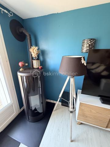 NOUVELLE OPPORTUNITÉ !

Laissez-vous séduire par cette agréable maison de plain-pied de 95 m², située dans un secteur calme et recherché, offrant un cadre de vie pratique et confortable.
Dès l'entrée, vous découvrirez une belle cuisine aménagée et équipée, ouverte sur un spacieux salon-séjour (53 m²) avec accès direct aux extérieurs, idéal pour partager des moments conviviaux en famille ou entre amis.

La partie nuit se compose de :

✨ Une grande chambre de 23 m² pouvant être divisée.
✨ Une seconde chambre, parfaite pour un enfant, un bureau ou une chambre d'appoint (9,30 m²).
✨ Une salle d'eau avec WC.

Vous bénéficierez également d'un espace chaufferie / garde-manger, apportant un réel confort de rangement.
À l'extérieur, profitez d'une grande terrasse divisée en plusieurs espaces, idéale pour les repas en plein air, les moments de détente ou les loisirs.

Les atouts :

✅ Maison de plain-pied
✅ Surface habitable : 95 m²
✅ Parcelle de 275 m²
✅ Fenêtres PVC double vitrage
✅ Volets roulants électriques
✅ Poêle à pellets installé en juin 2022
✅ Pompe à chaleur air/air réversible (chauffage et climatisation)
✅ DPE : D
✅ Taxe foncière : seulement 557 €

Une maison fonctionnelle, économique et prête à accueillir ses nouveaux propriétaires !

📞 Contactez-moi dès aujourd'hui pour organiser une visite et découvrir tout son potentiel.