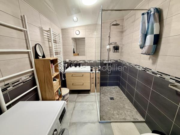 NOUVELLE OPPORTUNITÉ !

Laissez-vous séduire par cette agréable maison de plain-pied de 95 m², située dans un secteur calme et recherché, offrant un cadre de vie pratique et confortable.
Dès l'entrée, vous découvrirez une belle cuisine aménagée et équipée, ouverte sur un spacieux salon-séjour (53 m²) avec accès direct aux extérieurs, idéal pour partager des moments conviviaux en famille ou entre amis.

La partie nuit se compose de :

✨ Une grande chambre de 23 m² pouvant être divisée.
✨ Une seconde chambre, parfaite pour un enfant, un bureau ou une chambre d'appoint (9,30 m²).
✨ Une salle d'eau avec WC.

Vous bénéficierez également d'un espace chaufferie / garde-manger, apportant un réel confort de rangement.
À l'extérieur, profitez d'une grande terrasse divisée en plusieurs espaces, idéale pour les repas en plein air, les moments de détente ou les loisirs.

Les atouts :

✅ Maison de plain-pied
✅ Surface habitable : 95 m²
✅ Parcelle de 275 m²
✅ Fenêtres PVC double vitrage
✅ Volets roulants électriques
✅ Poêle à pellets installé en juin 2022
✅ Pompe à chaleur air/air réversible (chauffage et climatisation)
✅ DPE : D
✅ Taxe foncière : seulement 557 €

Une maison fonctionnelle, économique et prête à accueillir ses nouveaux propriétaires !

📞 Contactez-moi dès aujourd'hui pour organiser une visite et découvrir tout son potentiel.