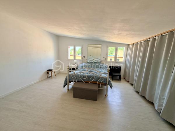 NOUVELLE OPPORTUNITÉ !

Laissez-vous séduire par cette agréable maison de plain-pied de 95 m², située dans un secteur calme et recherché, offrant un cadre de vie pratique et confortable.
Dès l'entrée, vous découvrirez une belle cuisine aménagée et équipée, ouverte sur un spacieux salon-séjour (53 m²) avec accès direct aux extérieurs, idéal pour partager des moments conviviaux en famille ou entre amis.

La partie nuit se compose de :

✨ Une grande chambre de 23 m² pouvant être divisée.
✨ Une seconde chambre, parfaite pour un enfant, un bureau ou une chambre d'appoint (9,30 m²).
✨ Une salle d'eau avec WC.

Vous bénéficierez également d'un espace chaufferie / garde-manger, apportant un réel confort de rangement.
À l'extérieur, profitez d'une grande terrasse divisée en plusieurs espaces, idéale pour les repas en plein air, les moments de détente ou les loisirs.

Les atouts :

✅ Maison de plain-pied
✅ Surface habitable : 95 m²
✅ Parcelle de 275 m²
✅ Fenêtres PVC double vitrage
✅ Volets roulants électriques
✅ Poêle à pellets installé en juin 2022
✅ Pompe à chaleur air/air réversible (chauffage et climatisation)
✅ DPE : D
✅ Taxe foncière : seulement 557 €

Une maison fonctionnelle, économique et prête à accueillir ses nouveaux propriétaires !

📞 Contactez-moi dès aujourd'hui pour organiser une visite et découvrir tout son potentiel.