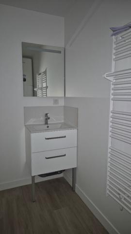 Studio rénové de 26 m² Carrez - 1er étage - Deux stationnements - Bourg de Sautron