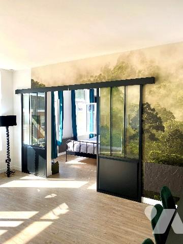 Situé au sein d'un petit immeuble du XIXème siècle, cet appartement séduira par sa luminosité.