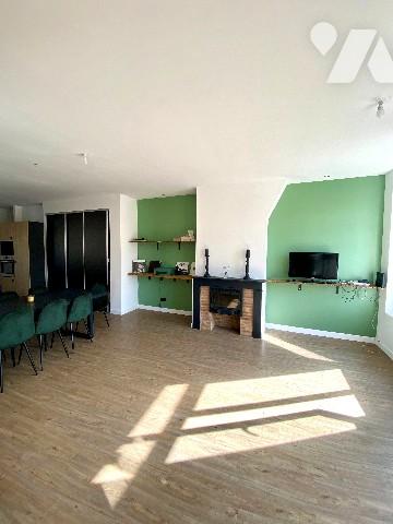 Situé au sein d'un petit immeuble du XIXème siècle, cet appartement séduira par sa luminosité.