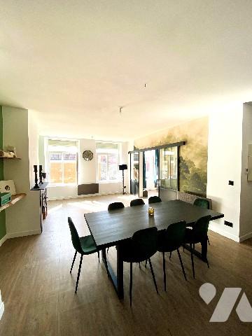 Situé au sein d'un petit immeuble du XIXème siècle, cet appartement séduira par sa luminosité.