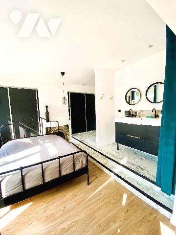 Situé au sein d'un petit immeuble du XIXème siècle, cet appartement séduira par sa luminosité.