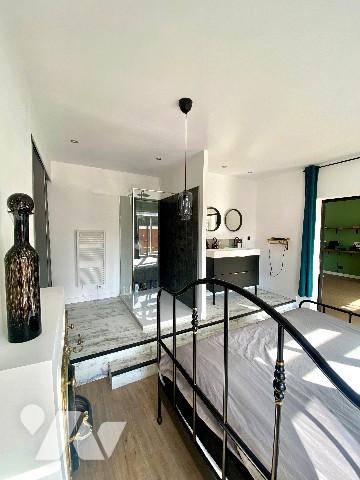Situé au sein d'un petit immeuble du XIXème siècle, cet appartement séduira par sa luminosité.