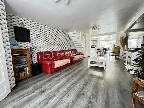 NOUVEAUTÉ - LOMME PROCHE EURATECHNOLOGIES - 3 CHAMBRES - JARDIN

Idéalement située à deux pas d’Euratechnologies, des écoles, des commerces, des axes rapides… cette maison saura vous séduire avec ses 101m2 répartis sur 3 niveaux.

Elle vous offre au rez-de-chaussée une entrée, un espace de vie de presque 50m2 comprenant salon et cuisine équipée avec un vaste espace dînatoire, des WC ainsi qu’une véranda/pergola pouvant servir de jardin d’hiver ou espace de stockage sain complémentaire.

Au 1er étage un palier propose une salle d’eau avec espace buanderie ainsi qu’une suite parentale avec salle d’eau.

Au 2ème étage : deux chambres avec rangement.

Pour compléter le tout : un beau jardin calme à l’abri des regards ainsi qu’une dépendance d’environ 25m2.

Idéal famille !!