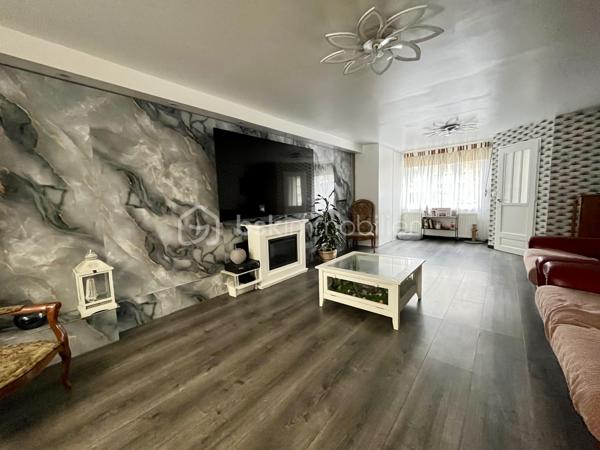 NOUVEAUTÉ - LOMME PROCHE EURATECHNOLOGIES - 3 CHAMBRES - JARDIN

Idéalement située à deux pas d’Euratechnologies, des écoles, des commerces, des axes rapides… cette maison saura vous séduire avec ses 101m2 répartis sur 3 niveaux.

Elle vous offre au rez-de-chaussée une entrée, un espace de vie de presque 50m2 comprenant salon et cuisine équipée avec un vaste espace dînatoire, des WC ainsi qu’une véranda/pergola pouvant servir de jardin d’hiver ou espace de stockage sain complémentaire.

Au 1er étage un palier propose une salle d’eau avec espace buanderie ainsi qu’une suite parentale avec salle d’eau.

Au 2ème étage : deux chambres avec rangement.

Pour compléter le tout : un beau jardin calme à l’abri des regards ainsi qu’une dépendance d’environ 25m2.

Idéal famille !!