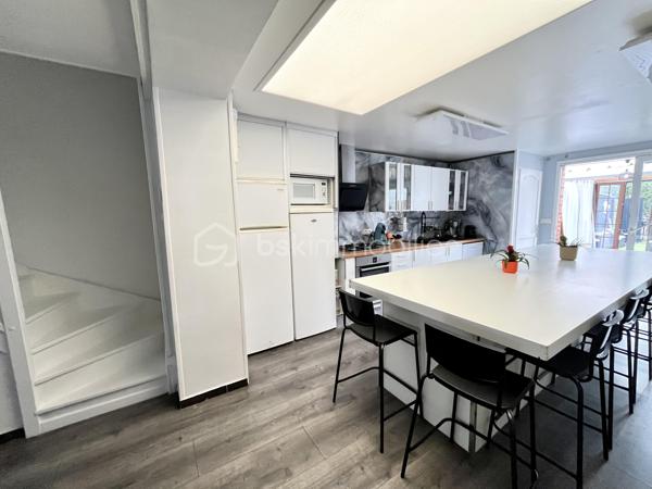 NOUVEAUTÉ - LOMME PROCHE EURATECHNOLOGIES - 3 CHAMBRES - JARDIN

Idéalement située à deux pas d’Euratechnologies, des écoles, des commerces, des axes rapides… cette maison saura vous séduire avec ses 101m2 répartis sur 3 niveaux.

Elle vous offre au rez-de-chaussée une entrée, un espace de vie de presque 50m2 comprenant salon et cuisine équipée avec un vaste espace dînatoire, des WC ainsi qu’une véranda/pergola pouvant servir de jardin d’hiver ou espace de stockage sain complémentaire.

Au 1er étage un palier propose une salle d’eau avec espace buanderie ainsi qu’une suite parentale avec salle d’eau.

Au 2ème étage : deux chambres avec rangement.

Pour compléter le tout : un beau jardin calme à l’abri des regards ainsi qu’une dépendance d’environ 25m2.

Idéal famille !!