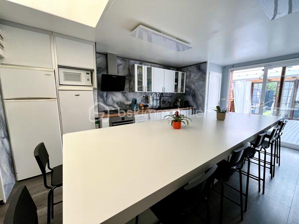 NOUVEAUTÉ - LOMME PROCHE EURATECHNOLOGIES - 3 CHAMBRES - JARDIN

Idéalement située à deux pas d’Euratechnologies, des écoles, des commerces, des axes rapides… cette maison saura vous séduire avec ses 101m2 répartis sur 3 niveaux.

Elle vous offre au rez-de-chaussée une entrée, un espace de vie de presque 50m2 comprenant salon et cuisine équipée avec un vaste espace dînatoire, des WC ainsi qu’une véranda/pergola pouvant servir de jardin d’hiver ou espace de stockage sain complémentaire.

Au 1er étage un palier propose une salle d’eau avec espace buanderie ainsi qu’une suite parentale avec salle d’eau.

Au 2ème étage : deux chambres avec rangement.

Pour compléter le tout : un beau jardin calme à l’abri des regards ainsi qu’une dépendance d’environ 25m2.

Idéal famille !!