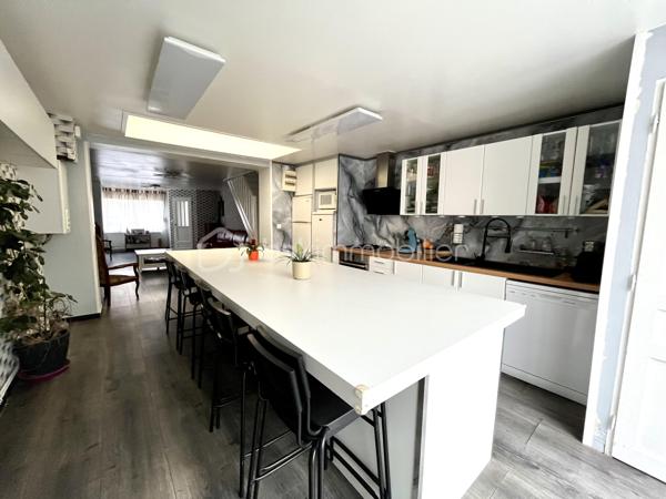 NOUVEAUTÉ - LOMME PROCHE EURATECHNOLOGIES - 3 CHAMBRES - JARDIN

Idéalement située à deux pas d’Euratechnologies, des écoles, des commerces, des axes rapides… cette maison saura vous séduire avec ses 101m2 répartis sur 3 niveaux.

Elle vous offre au rez-de-chaussée une entrée, un espace de vie de presque 50m2 comprenant salon et cuisine équipée avec un vaste espace dînatoire, des WC ainsi qu’une véranda/pergola pouvant servir de jardin d’hiver ou espace de stockage sain complémentaire.

Au 1er étage un palier propose une salle d’eau avec espace buanderie ainsi qu’une suite parentale avec salle d’eau.

Au 2ème étage : deux chambres avec rangement.

Pour compléter le tout : un beau jardin calme à l’abri des regards ainsi qu’une dépendance d’environ 25m2.

Idéal famille !!