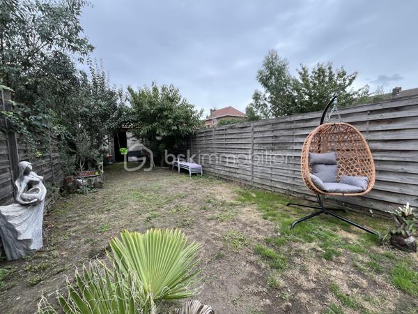 NOUVEAUTÉ - LOMME PROCHE EURATECHNOLOGIES - 3 CHAMBRES - JARDIN

Idéalement située à deux pas d’Euratechnologies, des écoles, des commerces, des axes rapides… cette maison saura vous séduire avec ses 101m2 répartis sur 3 niveaux.

Elle vous offre au rez-de-chaussée une entrée, un espace de vie de presque 50m2 comprenant salon et cuisine équipée avec un vaste espace dînatoire, des WC ainsi qu’une véranda/pergola pouvant servir de jardin d’hiver ou espace de stockage sain complémentaire.

Au 1er étage un palier propose une salle d’eau avec espace buanderie ainsi qu’une suite parentale avec salle d’eau.

Au 2ème étage : deux chambres avec rangement.

Pour compléter le tout : un beau jardin calme à l’abri des regards ainsi qu’une dépendance d’environ 25m2.

Idéal famille !!